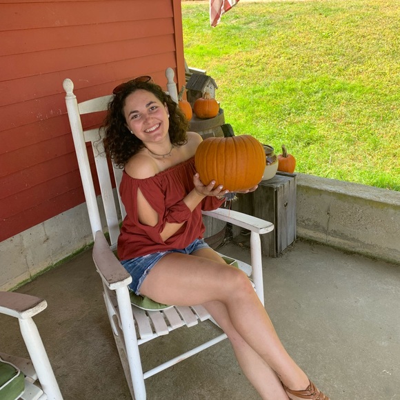 Meet your Posher, Hannah - Picture 2 of 3